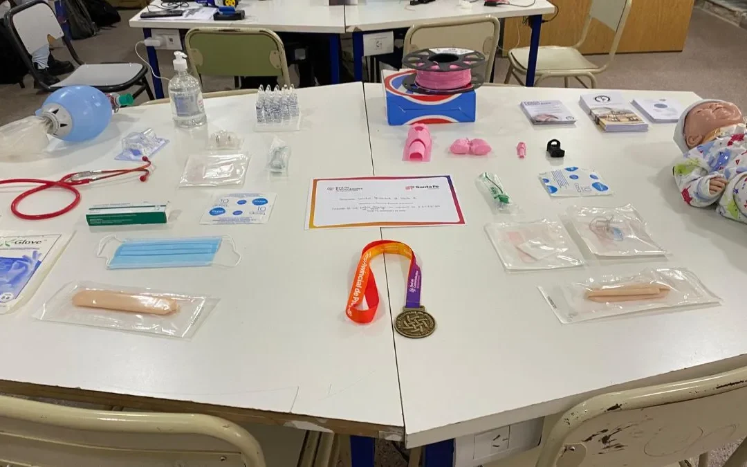 Estudiantes santafesinos crean prótesis traqueal 3D para ayudar a padres de niños con traqueotomías